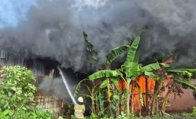 Kebakaran Hanguskan Lapak dan Tiga Rumah di Cakung Jakarta Timur