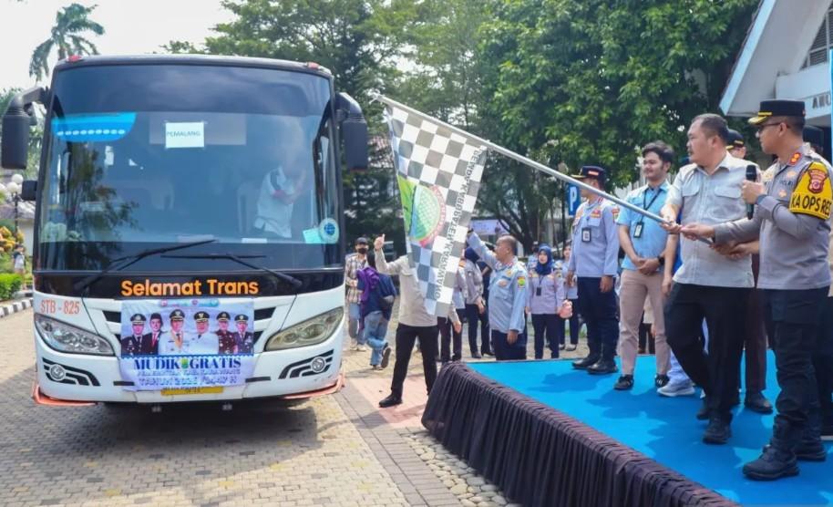 Pemkab Karawang Berangkatkan 23 Bus Mudik Gratis Lebaran, 1.197 Pemudik Antusias Ikuti Program