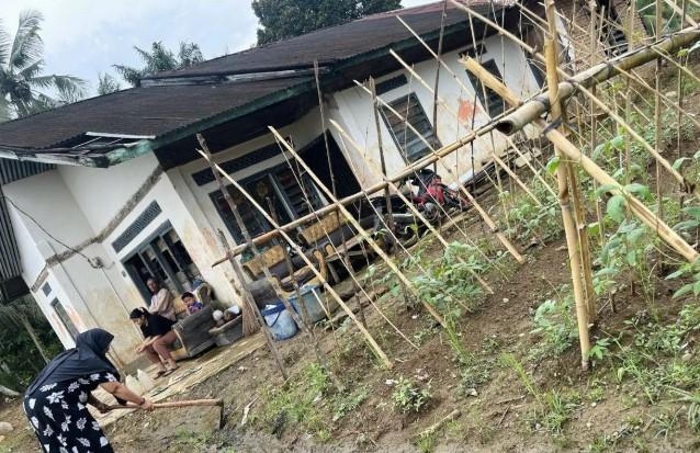 Penyintas Banjir Bandang di Agam Kembali ke Rumah untuk Bersihkan Sisa Lumpur Sambut Lebaran