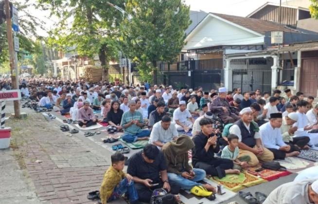 Jamaah Membludak, Shalat Idul Fitri di Cengkareng Digelar hingga Tutup Jalan