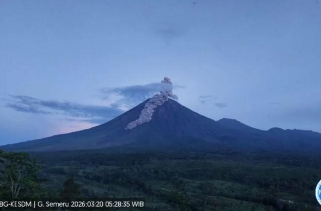 Gunung Semeru Erupsi Dua Kali Pagi Ini dengan Kolom Letusan Capai 1.000 Meter