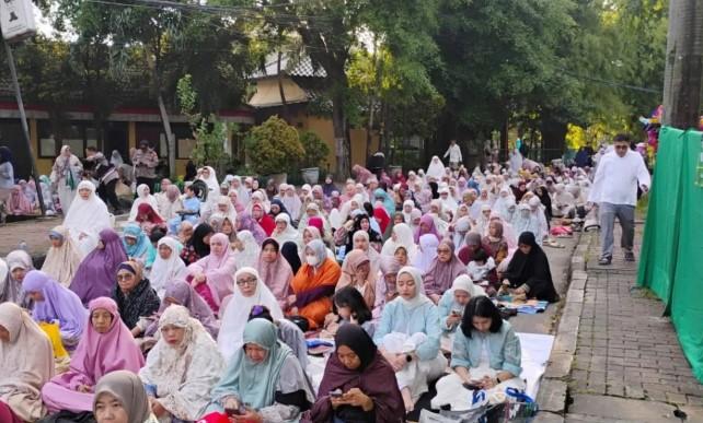 Jamaah Membludak di Jakarta Timur, Shalat Idul Fitri Meluber hingga Jalan Raya
