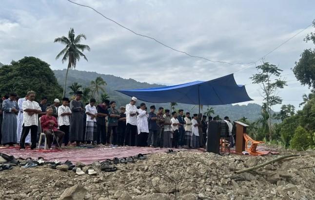 Masjid Hancur Diterjang Galodo, Warga Agam Tetap Shalat Idul Fitri di Lapangan Terbuka