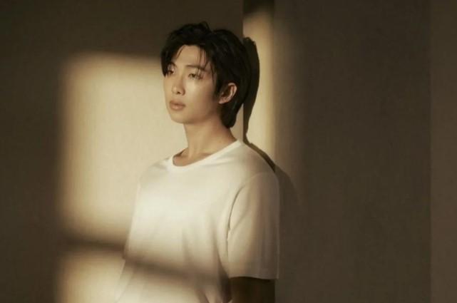 RM BTS Cedera Pergelangan Kaki, Tetap Tampil dengan Gips di Konser Comeback Gwanghwamun