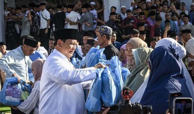 Presiden Prabowo Subianto Bagikan Sembako Usai Salat Id Bersama Penyintas Banjir di Aceh Tamiang