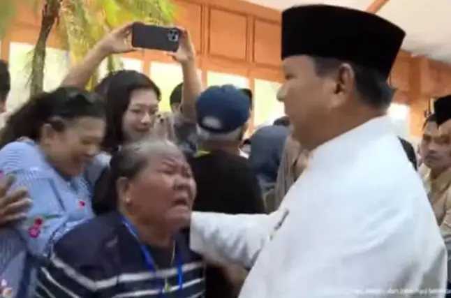 Presiden Prabowo Subianto Sapa dan Rangkul Warga dalam Open House Idul Fitri di Istana Kepresidenan