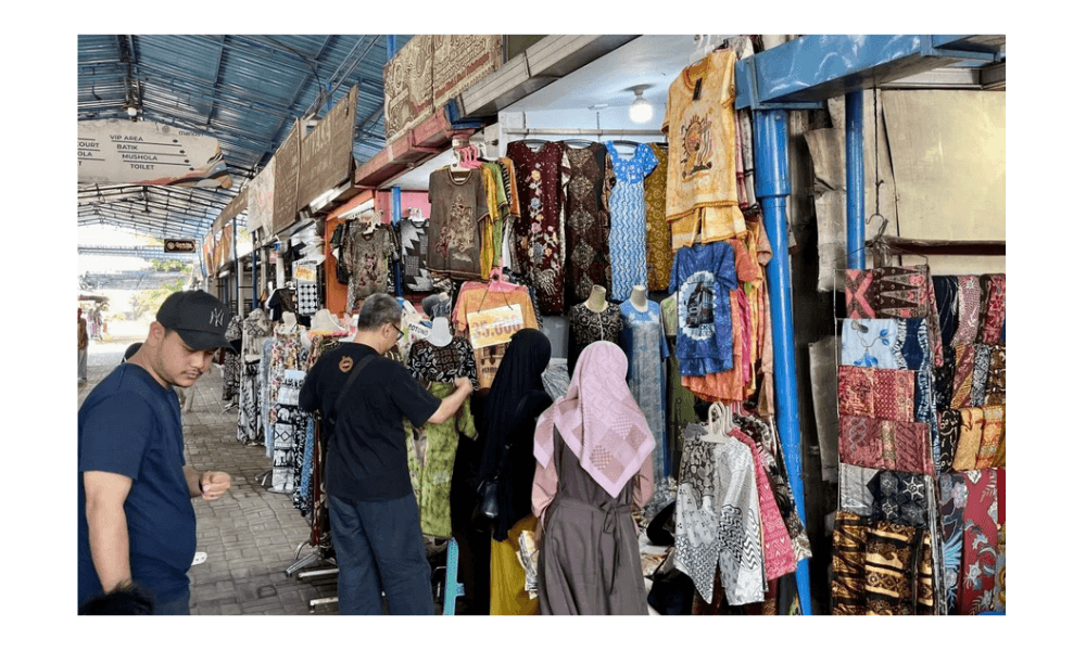 Pemudik Ramai Mampir ke Pasar Setono Pekalongan Berburu Oleh-Oleh Batik