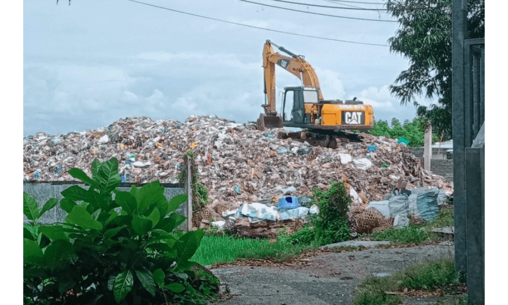 DLH Mataram Optimalkan Pembersihan TPS Bintaro, Sampah Diangkut 120 Ton per Hari