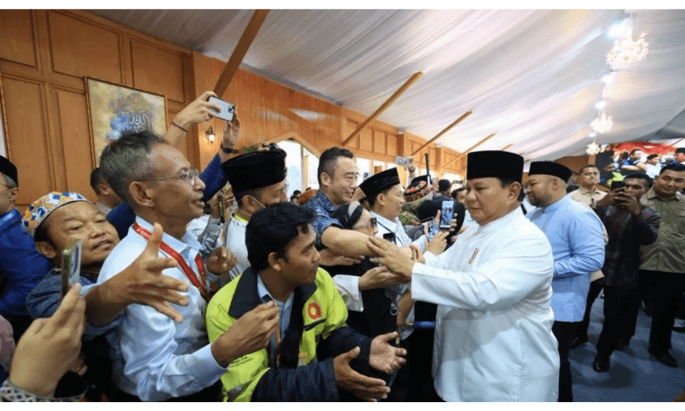 Warga Antusias Salami Presiden Prabowo di Open House Istana Merdeka