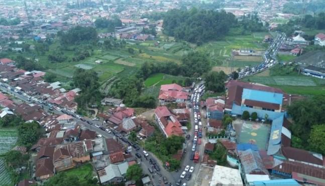 Jalur Lembah Anai Dibuka 24 Jam Pascabencana, Sistem One Way Picu Kemacetan Panjang Hingga 7 Kilometer