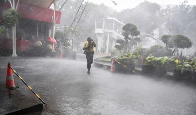 BMKG Peringatkan Potensi Hujan Lebat Disertai Petir dan Angin Kencang di Mayoritas Kota Besar Indonesia