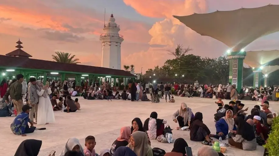 Ribuan Peziarah Padati Kawasan Banten Lama Saat Libur Lebaran 2026, Payung Raksasa Jadi Daya Tarik Baru