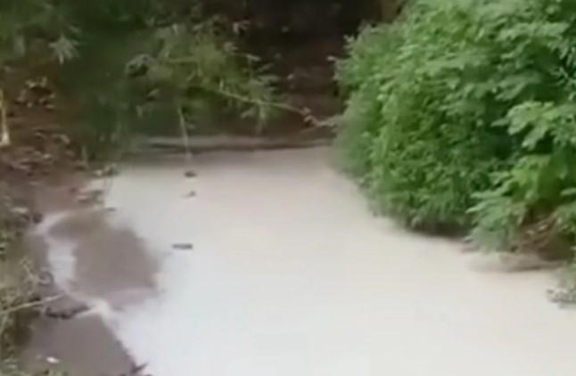 DLH Karawang Uji Laboratorium Air Sungai yang Diduga Tercemar Limbah Pabrik Kertas