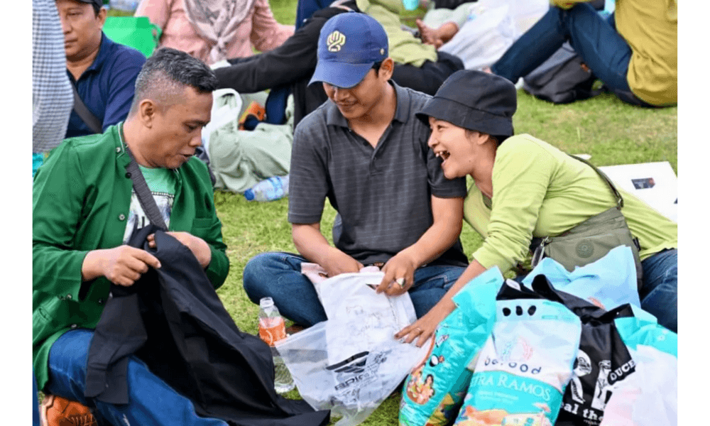 Warga Antusias Serbu Bazar Rakyat di Monas, 100 Ribu Paket Sembako Dibagikan