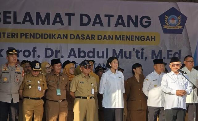 Mendikdasmen Sampaikan Pesan Presiden di Upacara Hari Pertama Sekolah Usai Lebaran di Depok