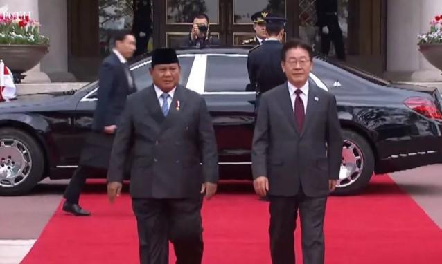 Prabowo Disambut Presiden Korea Selatan Lee Jae Myung saat Tiba di Blue House