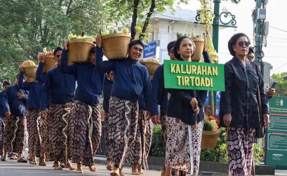 Kirab Budaya Ribuan Pamong Desa Meriahkan HUT ke-80 Sri Sultan HB X, Warga DIY Tumpah Ruah di Jalanan