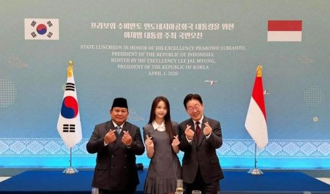 Prabowo dan Carmen Hearts2Hearts Tampil Kompak Berpose Finger Heart saat Kunjungan di Korea Selatan