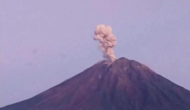 Gunung Semeru Erupsi Sembilan Kali, Letusan Capai 1.000 Meter di Atas Puncak