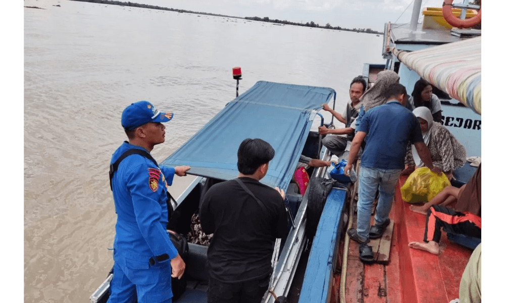 Ditpolairud Polda Sumsel Evakuasi Nelayan Sakit Gunakan Ambulans Apung ke Palembang