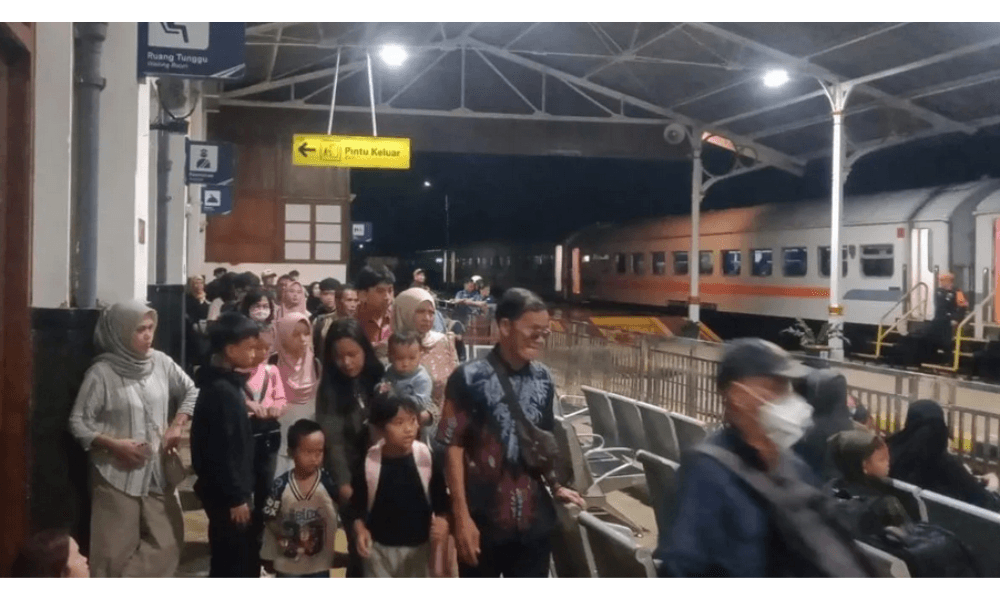 KA Siliwangi Dihentikan Sementara Akibat Banjir di Jalur Cianjur–Cibeber