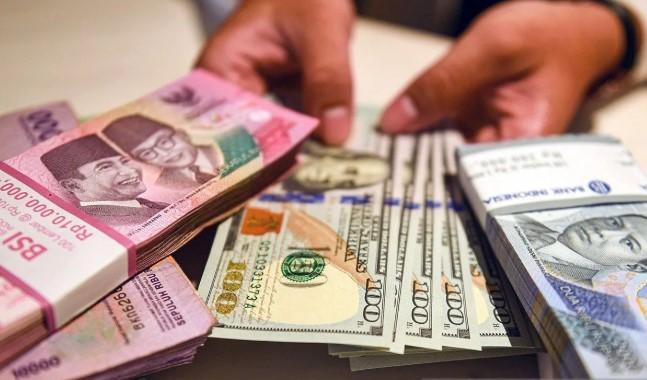 Rupiah Melemah Tipis ke Rp16.996 per Dolar AS pada Senin Pagi