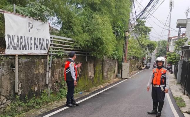 Sudinhub Jakarta Timur Siagakan Personel di Jalan Damai Kalisari untuk Cegah Parkir Liar Berulang