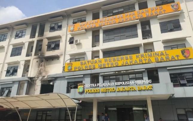 65 Personel Damkar Berhasil Padamkan Kebakaran Gedung Polres Jakarta Barat dalam 30 Menit