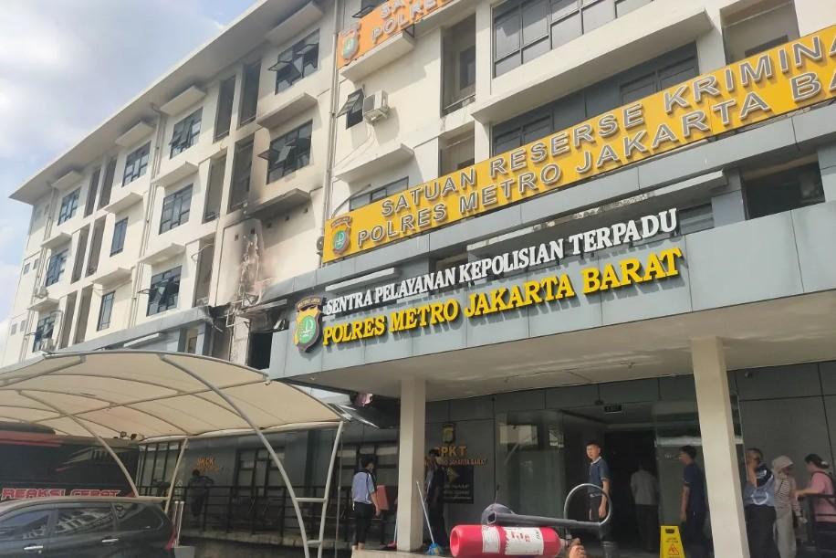 Kebakaran Ruangan Lantai Dua Polres Jakarta Barat Diselidiki, 65 Personel Dikerahkan Padamkan Api
