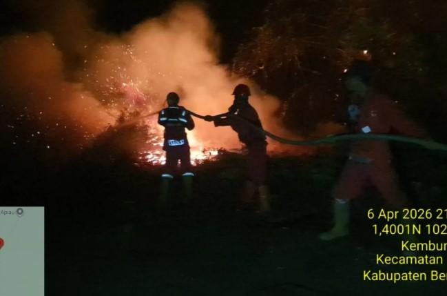 Karhutla Dekati Permukiman di Bengkalis, Manggala Agni Gerak Cepat Amankan Rumah Warga