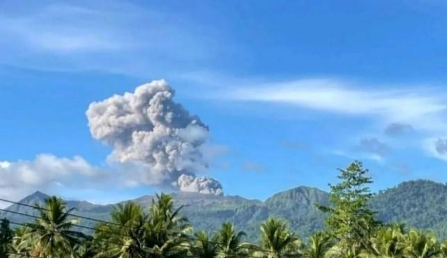 Gunung Dukono Erupsi Kembali, Lontarkan Abu Vulkanik hingga 1.100 Meter di Halmahera Utara