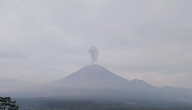 Gunung Semeru Empat Kali Erupsi dalam Sehari, Tinggi Letusan Capai 1 Kilometer
