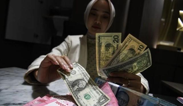 Rupiah Melemah ke Rp17.030 per Dolar AS Dipicu Ketegangan Timur Tengah