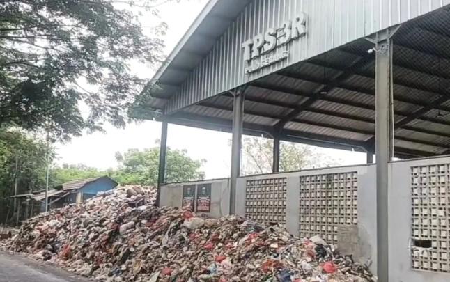 Tumpukan Sampah TPS 3R Pulogebang Meluber, Warga Khawatir Penyakit Mengintai
