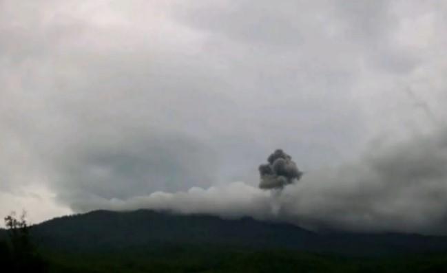 Gunung Lewotobi Laki-laki Kembali Meletus, Kolom Abu Capai 500 Meter dan Warga Diminta Waspada
