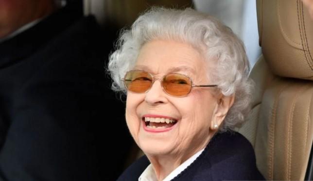 Pakaian Bersejarah Ratu Elizabeth Dipamerkan Perdana di Istana Buckingham