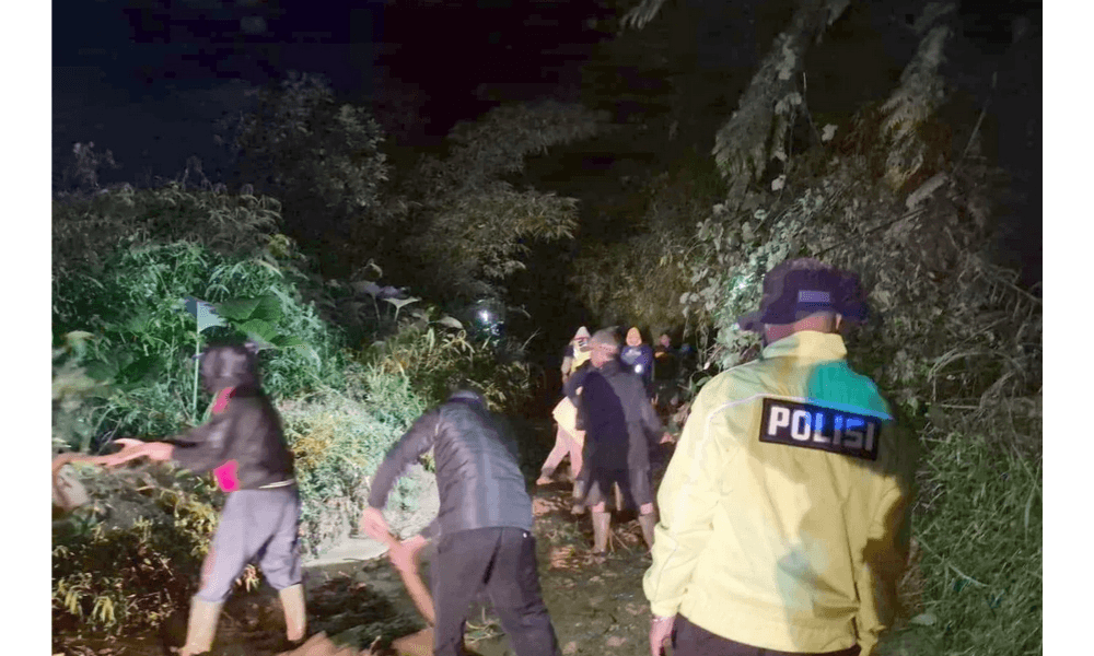 Longsor Tutup Jalur Banjarwangi-Singajaya, Empat Titik Jalan Sempat Lumpuh