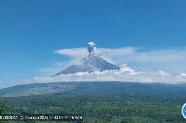 Gunung Semeru Erupsi Berulang Senin Pagi, Kolom Abu Capai 1 Kilometer