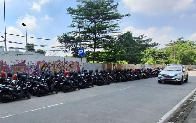 Warga Keluhkan Parkiran Depo MRT Lebak Bulus yang Makan Badan Jalan dan Picu Risiko Kecelakaan