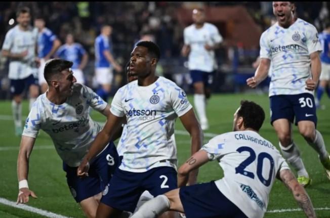 Inter Milan Menang Dramatis 4-3 atas Como dan Semakin Dekat dengan Gelar Scudetto