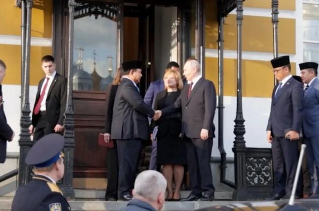 Prabowo dan Putin Tunjukkan Keakraban Lewat Pertukaran Cinderamata di Kremlin