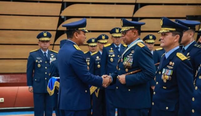Pangkorpasgat Deny Muis Terima Bintang Yudha Dharma Pratama atas Jasa di TNI AU