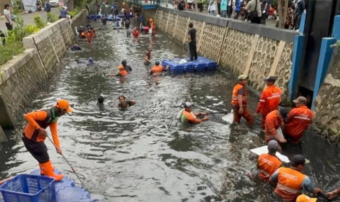 Pramono Rencanakan Pembentukan PJLP Khusus untuk Tangani Ikan Sapu-Sapu di Jakarta