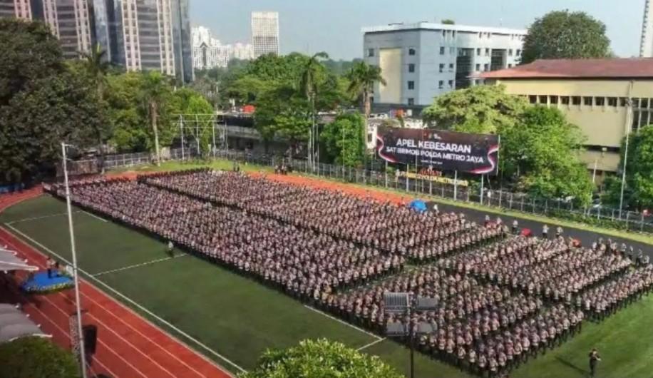 Kapolda Metro Jaya Asep Edi Suheri Tekankan Brimob Humanis dan Profesional dalam Apel 2.098 Personel