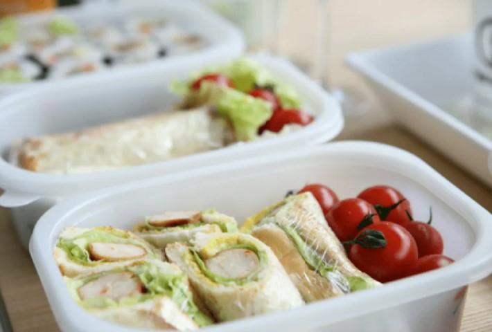 Enam Jenis Makanan Ini Sebaiknya Tidak Disimpan dalam Wadah Plastik karena Risiko Kesehatan