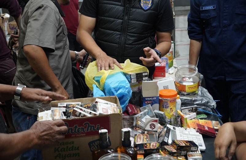 Bea Cukai Karimun Sikat Habis Peredaran Rokok dan Miras Ilegal di Operasi Pasar