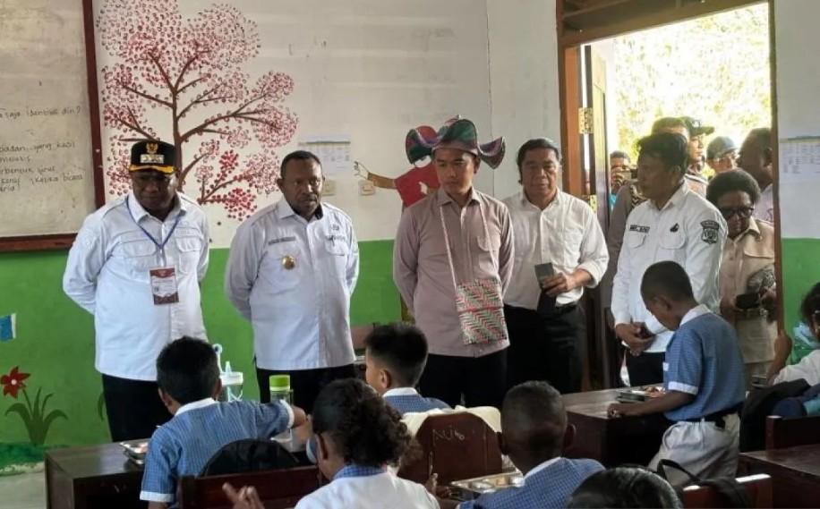 Wapres Gibran Tinjau Program Makan Bergizi Gratis di Raja Ampat dan Soroti SOP Pengolahan Makanan