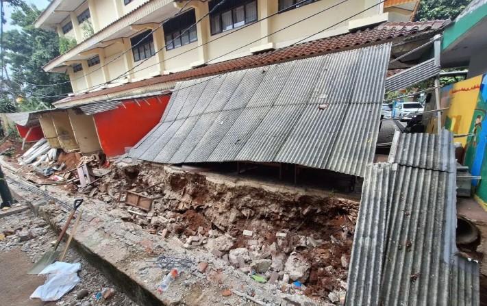 Tembok SDN Tebet Barat 08 Roboh Diduga Karena Usia Bangunan dan Material Lapuk