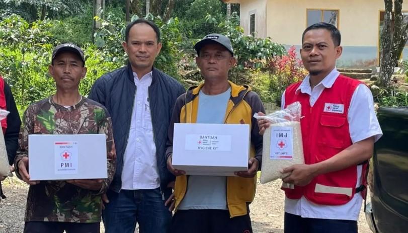 PMI Cianjur Salurkan Bantuan untuk Korban Banjir di Desa Batulawang Cipanas