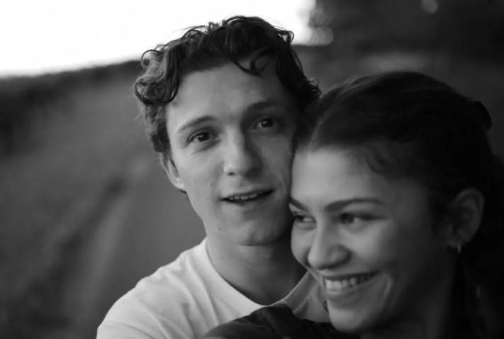 Tom Holland Ungkap Hobi Merajut Jadi Aktivitas Santai Bareng Zendaya di Rumah